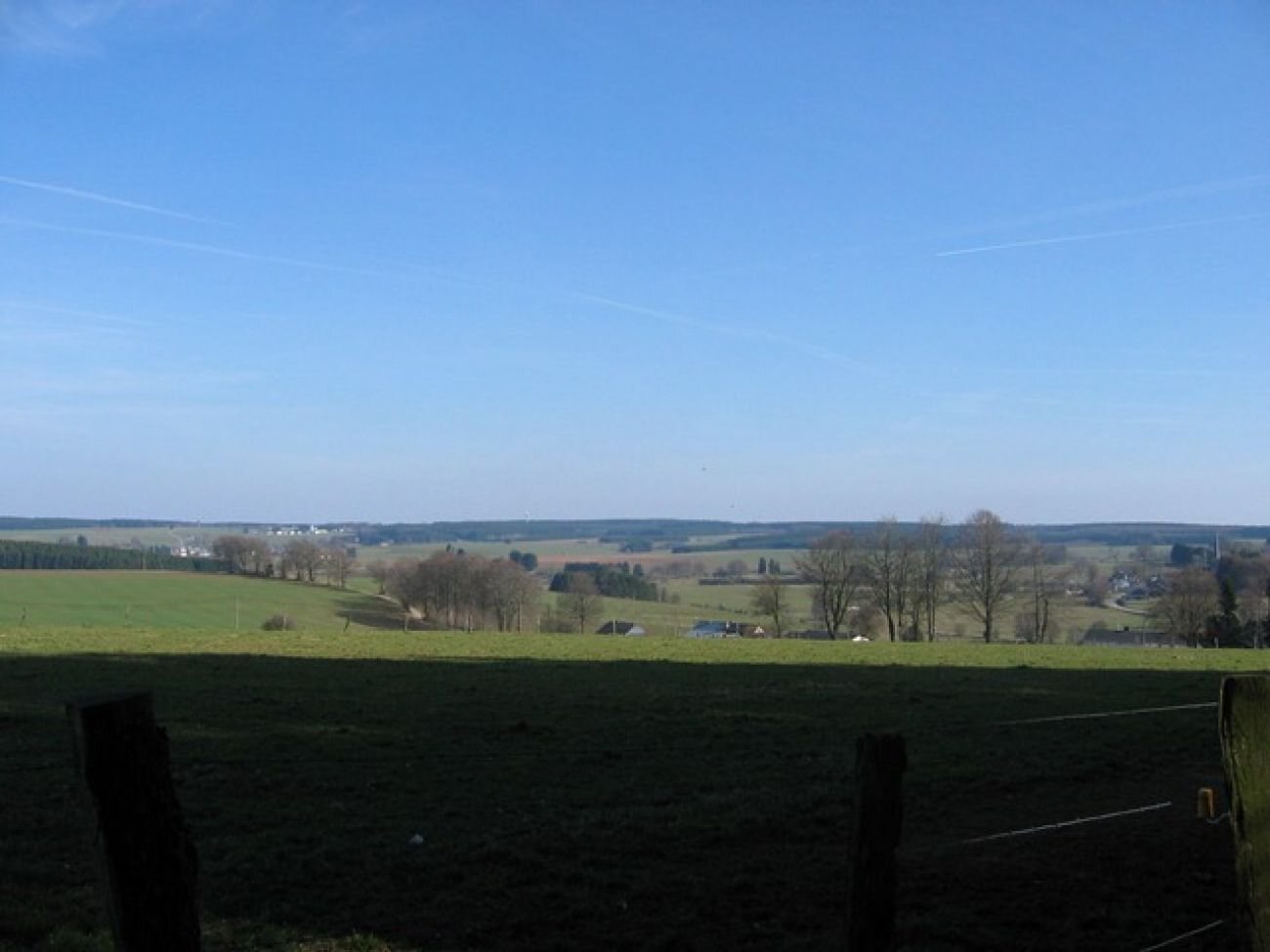 Vue sur les éoliennes de Sainte-Ode et la tour météorologique de Wideumont